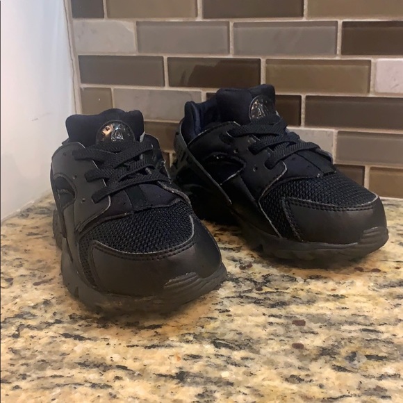 girl huaraches black